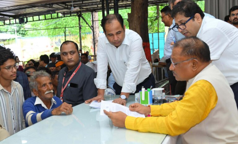 CG:किसानों ने की शिकायत, केमिकल प्लांट से निकल रहा विषैला पानी