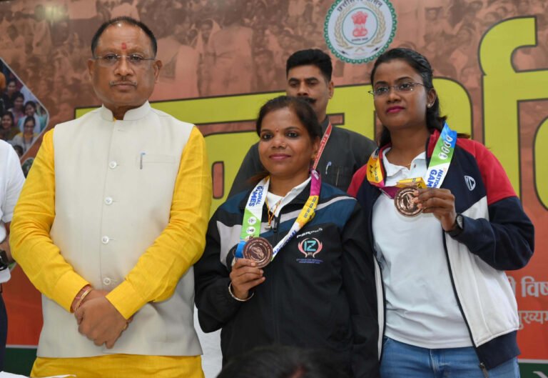 मुख्यमंत्री विष्णु देव साय से मिनी गोल्फ में कांस्य पदक विजेता खिलाड़ियों ने की सौजन्य मुलाकात