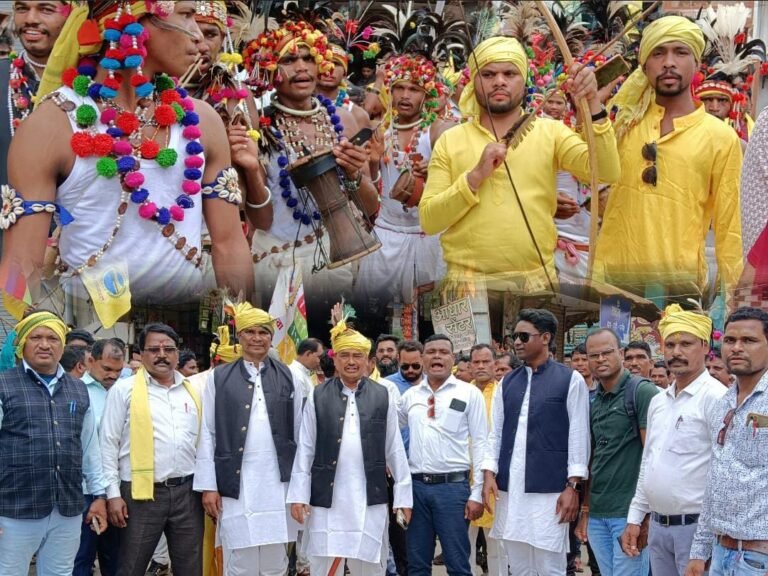 विश्व आदिवासी दिवस पर निकाली गई भव्य शोभायात्रा