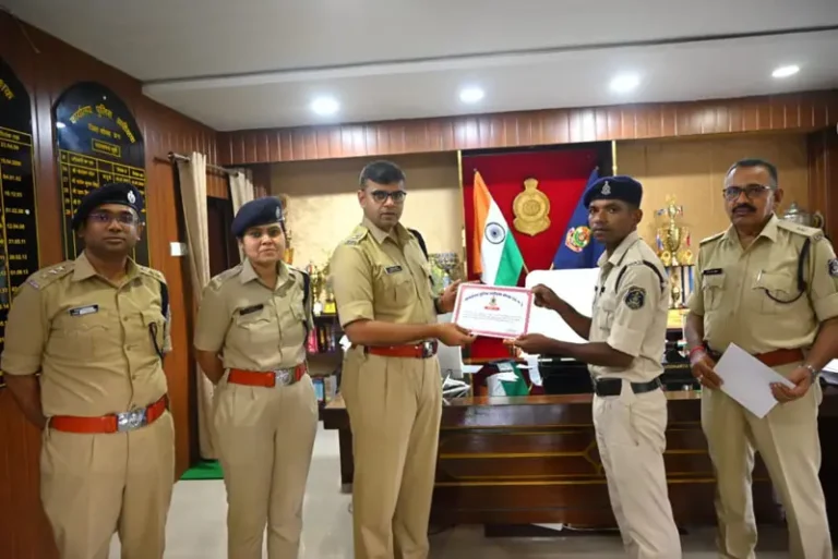 CG Police: सराहनीय कार्य के लिए पुलिस अधीक्षक ने इन पुलिस कर्मचारियों को दिया इनाम और प्रशस्तिपत्र