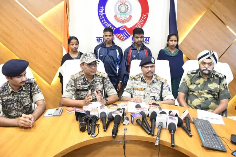 CG News:इनामी नक्सलियों ने शासन की ”पुनर्वास नीति से प्रभावित होकर किया आत्मसमर्पण…पढ़े पूरी खबर विस्तार से