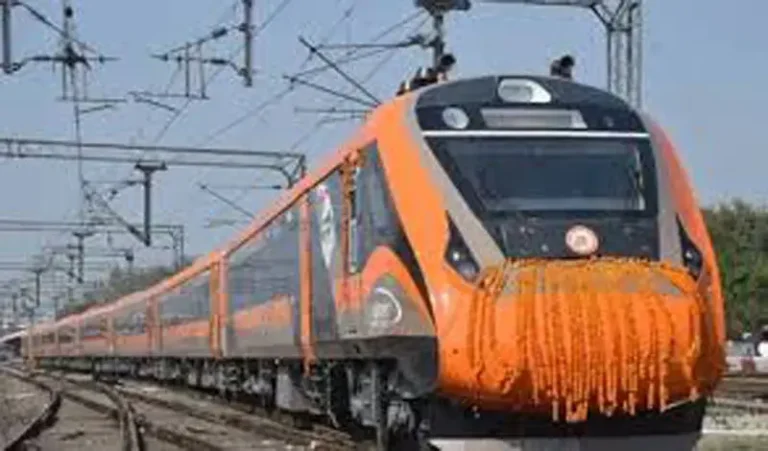 दुर्ग-विशाखापट्टनम वंदेभारत (vande bharat express)एक्सप्रेस को पीएम ने दिखाई हरी झंडी