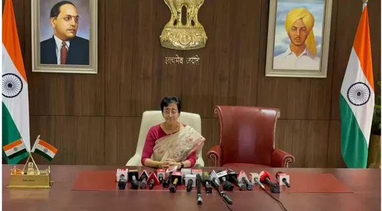 Delhi CM Aatishi:दिल्ली की नई मुख्यमंत्री आतिशी ने पद का कार्यभार संभाला,लेकिन केजरीवाल की कुर्सी पर नहीं बैठीं..और कही यह बड़ी बात