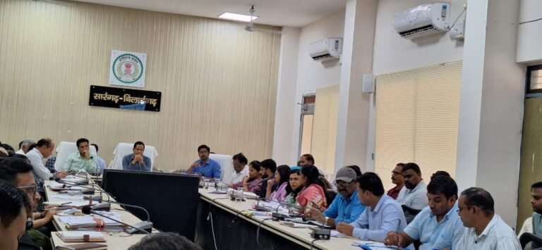 CG TL MITTING: कलेक्टर धर्मेश कुमार साहू ने ली समय सीमा की बैठक
