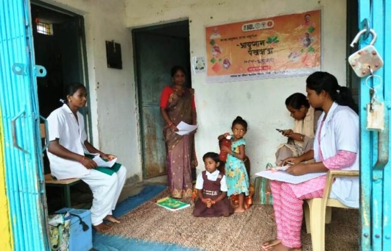 अभियान चलाकर लोगों का बनाया जा रहा आयुष्मान कार्ड