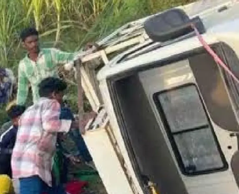CG Accident:दर्दनाक सड़क हादसा , पिकअप पलटी 25 घायल