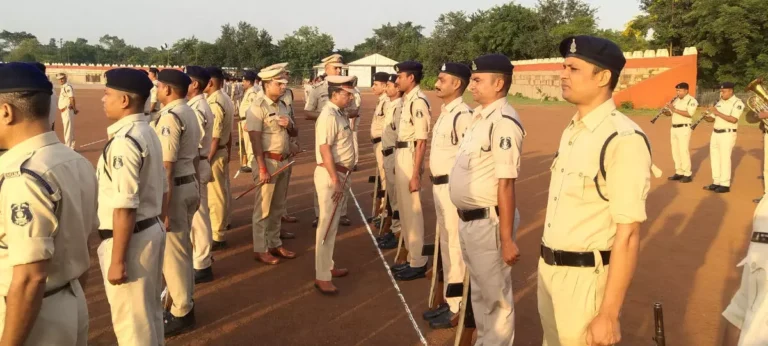 CG:वर्दी साफ नहीं रखने वाले आरक्षकों को एसएसपी ने लगाई फटकार