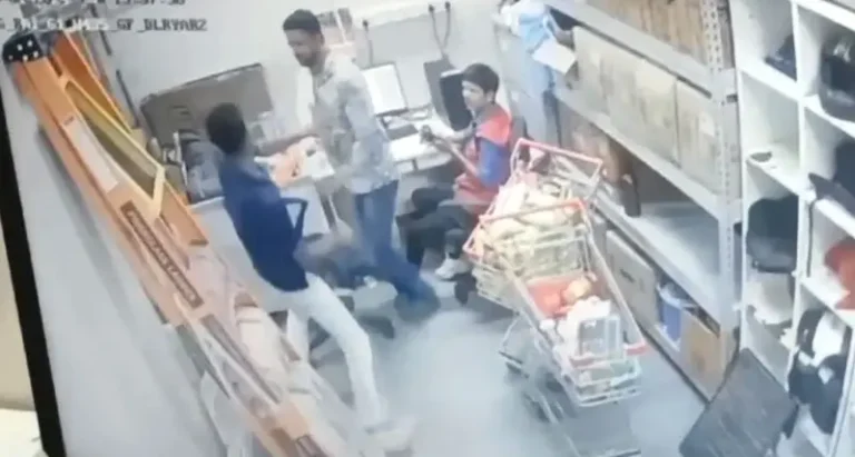 CG:आंख में मिर्ची छिड़क कर युवक पर चाकू से कर दिया ताबड़तोड़ वार,सीसी टीवी में कैद हुआ हमले का वीडियो