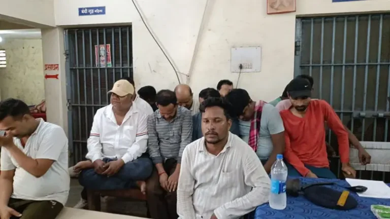 Juari :पार्षद, पत्रकार खेल रहे थे जुआ, पुलिस ने मारा छापा 2.29 लाख जब्त