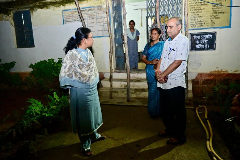 कलेक्टर ने दूरस्थ वनांचल क्षेत्र के छात्रावासों का आकस्मिक निरीक्षण कर अधिकारीयों को दिए आवश्यक निर्देश