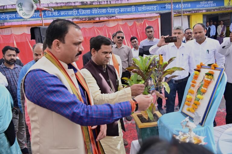 जीपीएम जिले की जनता को विकास कार्यों की मिली बड़ी सौगात  जिले के प्रभारी मंत्री श्याम बिहारी जायसवाल ने 43.10 करोड़ रुपए की लागत के 37 कार्यों का किया भूमिपूजन-लोकार्पण