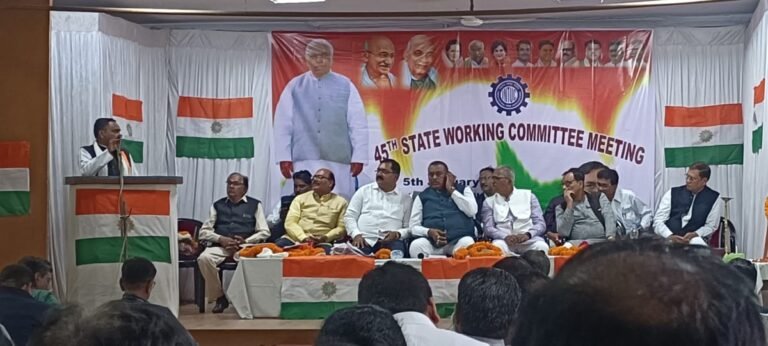 प्रदेश इंटक वर्किंग कमेटी की 45वी बैठक में शामिल होने पहुंचे जिला अध्यक्ष इदरीश अंसारी अपनी टीम के साथ