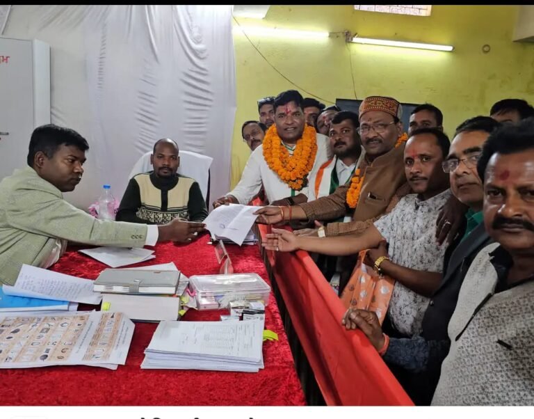 नगर पालिका पेंड्रा कांग्रेस के अध्यक्ष पद के प्रत्याशी पंकज तिवारी ने रैली निकाल कर भरा नामांकन