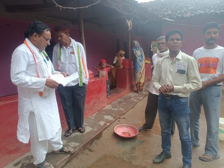 इंटक जिला अध्यक्ष इदरीश अंसारी ने मृतक के परिवार से की मुलाकात कही मजदूर को नया दिलाने की बात. सर्वे करते समय करंट से हुई थी मौत