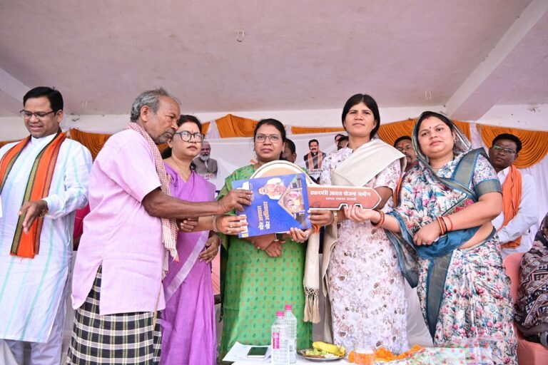 निमधा में आयोजित शिविर में 4207 आवेदनों के निराकरण की स्थिति से ग्रामीणों को कराया गया अवगत