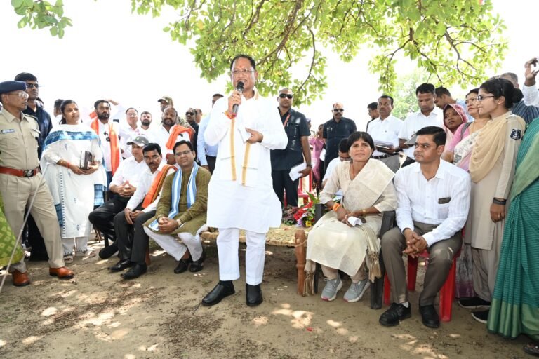 मुख्यमंत्री ने पीएचई के सब इंजीनियर को फटकार लगाते हुए कहा।   इसे रील के रूप में viral किया जा सकता है। डांट लगाने पर लोगों ने खूब तालियां बजाईं।
