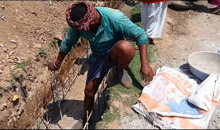 गौरेला वार्ड क्रमांक नौ मे  बन रही नाली हुई भ्रष्टाचार का शिकार 