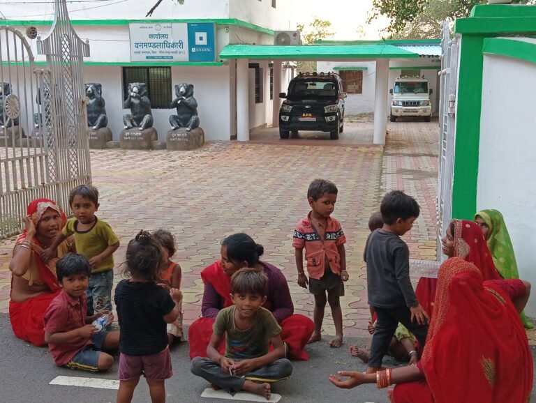 जिले में हुई मानवता शर्मसार, कटनी से बुलाकर मजदूरों से कराया गया काम मजदूरों के बच्चे भुगतान नहीं मिलने के कारण रोड पर भूखे पेट सोने को मजबूर 