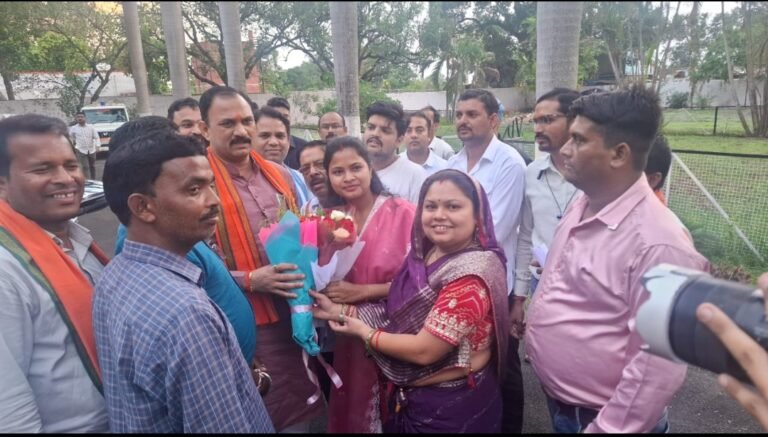 जिला सदस्य राजेश नंदनी आर्मो के द्वारा स्वस्थ मंत्री से निमधा स्वस्थ केंद्र के उन्नयन की मांग की गयी 