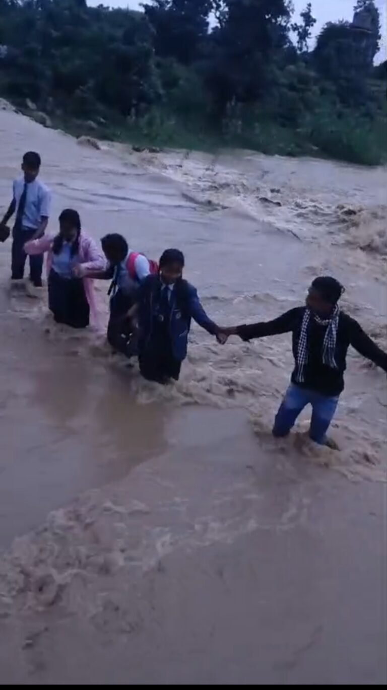 गौरेला पेंड्रा मरवाही में लगातार हो रही बारिश के चलते नदी नाले उफान पर. तेज बहाव में बही कार