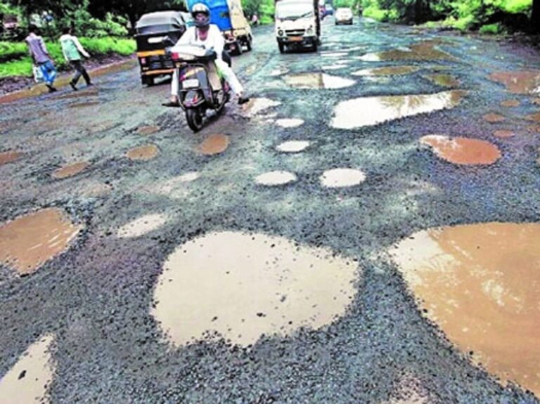 जिला गौरेला पेंड्रा मरवाही का मुख्य मार्ग बदहाली की अवस्था में दे रहा कोई बड़े दुर्घटना को निमंत्रण