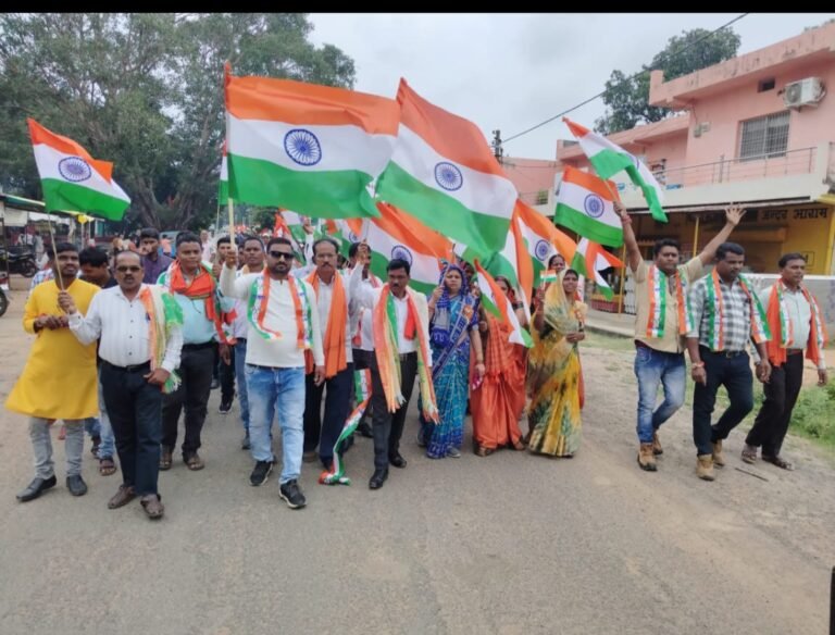 बड़े धूम धाम से जिला पंचायत सदस्य राजेश नंदनी आर्मो के तत्वाधान में  तिरंगा यात्रा निकाला गया दक्षिण मंडल निमधा और मध्य मंडल दानिकुंडी में