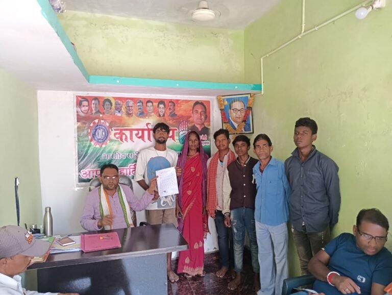 मरवाही के मजदूर भुगतान ना मिलने की शिकायत लेकर पहुंचे इंटक जिला अध्यक्ष इदरीस अंसारी के पास.