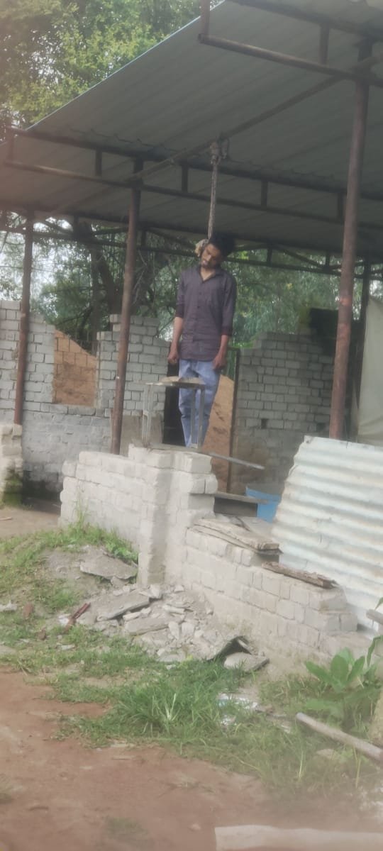 टाइल्स का काम करने कोलकाता से आये युवक शेख एनुल का धनंजय के बाड़ा मरवाही में फांसी पर लटकता मिला शव