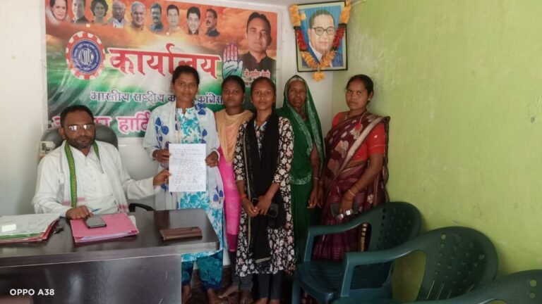 लेबर ठेकेदार ने मजदूरों की मजदूरी नहीं दी मजदूर पहुंचे गरीब मजदूरों के मसीहा इंटक अध्यक्ष इदरीस अंसारी के पास