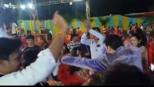 डांडिया रास का जबरदस्त आयोजन अखिलेश पांडे ने की शिरकत 5 IMG 20251001 081708