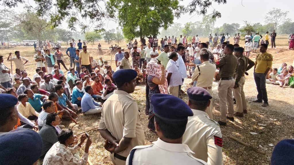 जनसुनवाई : कड़कड़ाती ठंड में रातभर पहरा, पुश्तैनी जमीन बचाने की जिद... 1 IMG 20251116 WA0027