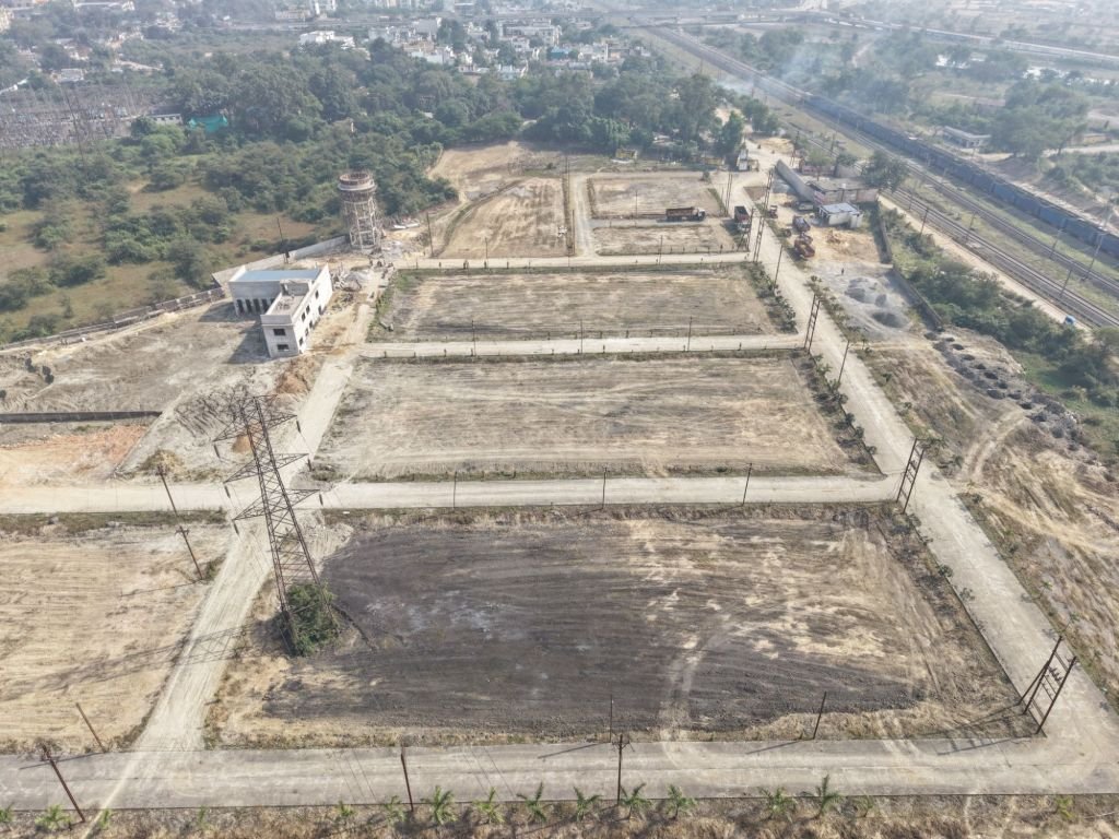 सन सिटी कॉलोनी प्लॉट बिक रहे या खतरे: कोतरा रोड क्षेत्र में कॉलोनाइजर की घोर लापरवाही, विभागीय मिली भगत का नजारा 2 dji 20251113130719 0774 d2477710361448342535