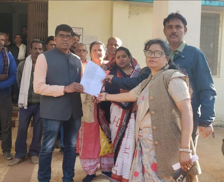मरवाही में शराब दुकान की जगह बदलने को लेकर महिलाओं ने SDM कार्यालय पहुंच कर सौपा ज्ञापन