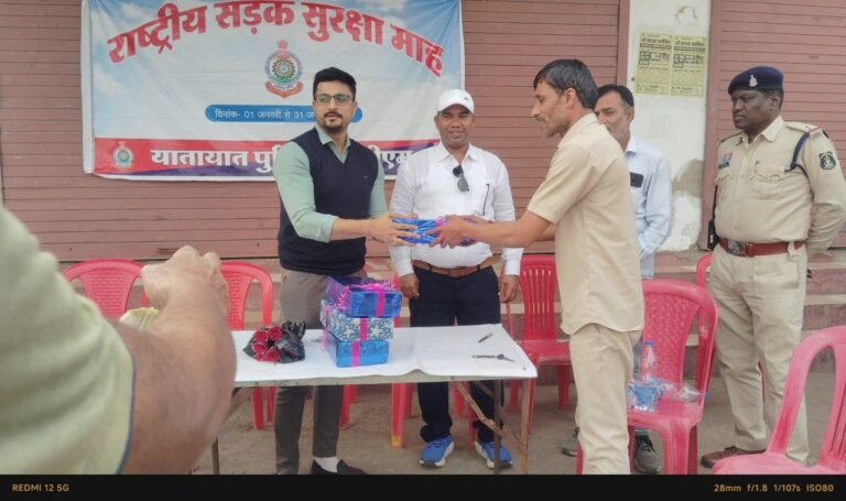 सड़क सुरक्षा माह के दौरान आयोजित सारथी सम्मान दिवस पर वाहन चालको को किया गया सम्मानित
