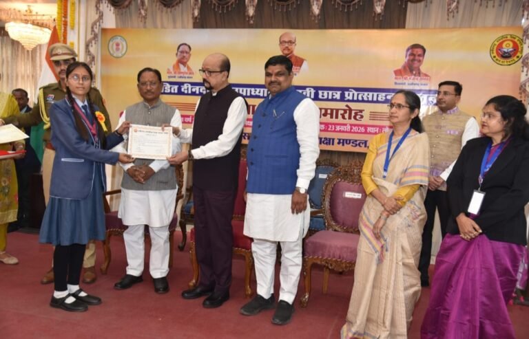 प्रतिभा सम्मान समारोह–2026 : स्वामी आत्मानंद विद्यालय की छात्रा का राजभवन में भव्य सम्मान