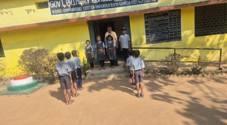 जिला शिक्षा अधिकारी द्वारा लालपुर के करछीपारा प्राथमिक शाला का  किया गया औचक निरिक्षण  सभी शिक्षक अनुपस्थित.  दोनों शिक्षकों को नोटिस जारी  