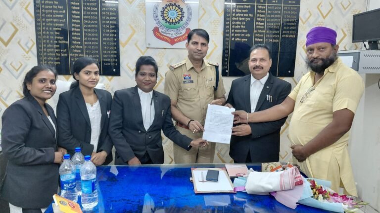 मेडिकल कॉलेज रोड पर असामाजिक गतिविधियों को लेकर ज्ञापन, चक्रधर नगर थाना प्रभारी राकेश मिश्रा ने त्वरित कार्रवाई का दिया आश्वासन