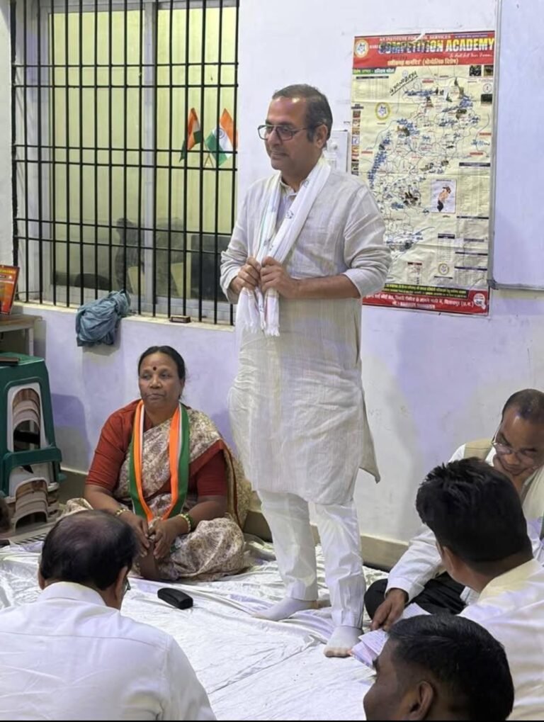 गौरेला में कांग्रेस पार्टी का संगठन सृजन कार्यक्रम आयोजित किया गया, जिसमें जिला जीपीएम के प्रभारी और बिलासपुर शहर के पूर्व विधायक श्री शैलेश पांडे ने कार्यकर्ताओं को संबोधित किया।