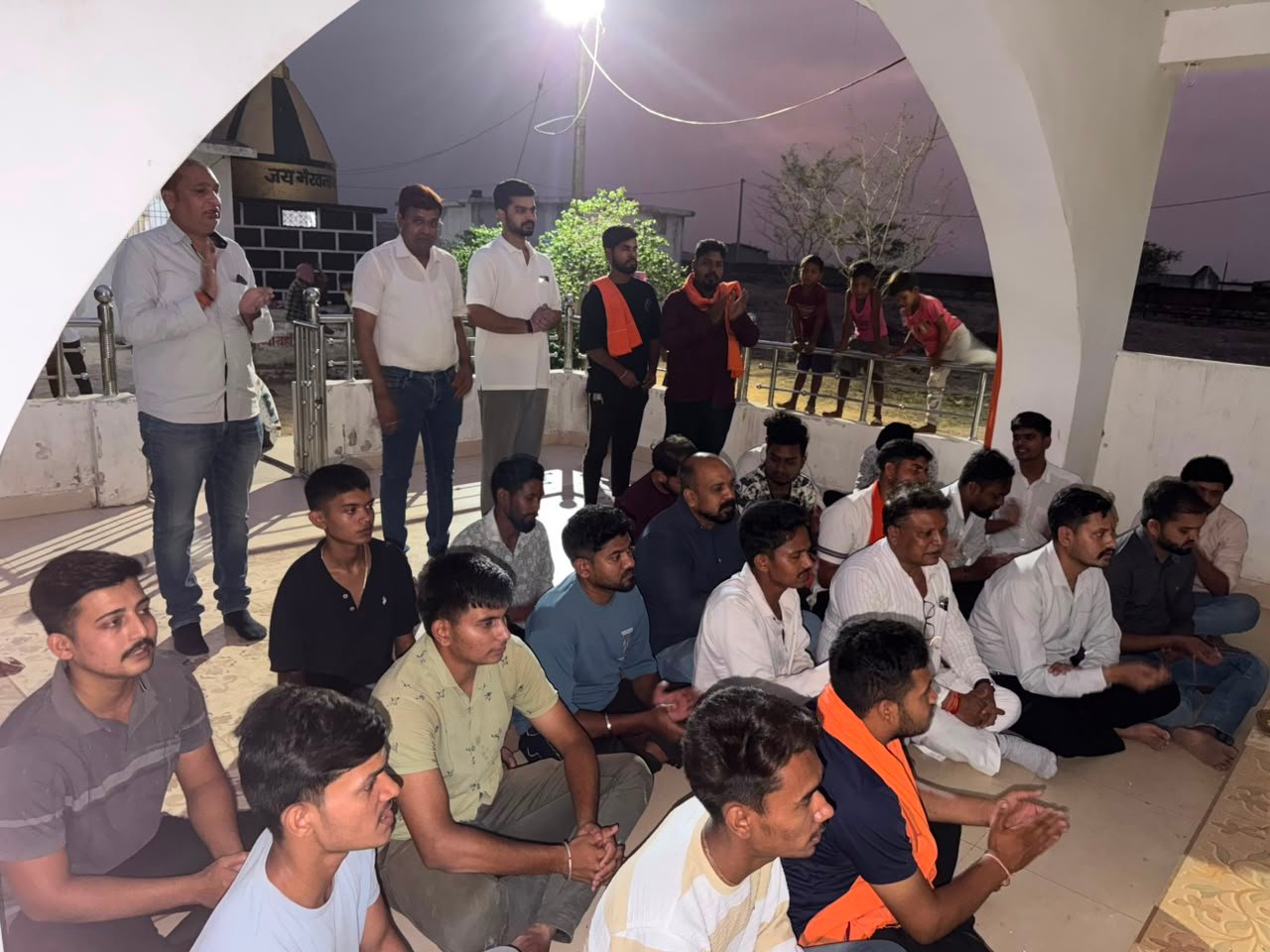 PM मोदी के 12 वर्ष पूरे होने पर भाजयुमो का स्वच्छता अभियान और सामूहिक हनुमान चालीसा पाठ 1 IMG 20260610 WA0015