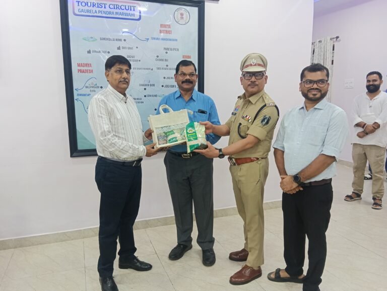 पुलिस महानिदेशक अरुण देव गौतम को भेंट किया गया जीपीएम की विशेष पहचान ‘विष्णु भोग’ चावल
