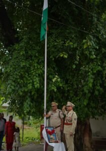 स्वतंत्रता दिवस के अवसर पर पुलिस अधीक्षक श्री मनोज कुमार खिलारी ने किया ध्वजारोहण 2 IMG 20260815 WA0044