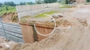 कोटमी-देवरी मुख्य मार्ग पर मौत को दावत दे रहा पेंड्रा-गेवरा रेलवे ब्रिज, 10 मीटर के ब्रिज में बचा सिर्फ 3 मीटर रास्ता 6 IMG 20260828 093149