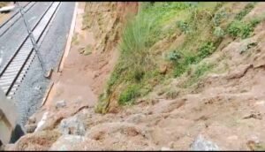 कोटमी-देवरी मुख्य मार्ग पर मौत को दावत दे रहा पेंड्रा-गेवरा रेलवे ब्रिज, 10 मीटर के ब्रिज में बचा सिर्फ 3 मीटर रास्ता 3 IMG 20260828 093220