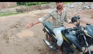 कोटमी-देवरी मुख्य मार्ग पर मौत को दावत दे रहा पेंड्रा-गेवरा रेलवे ब्रिज, 10 मीटर के ब्रिज में बचा सिर्फ 3 मीटर रास्ता 5 IMG 20260828 093234