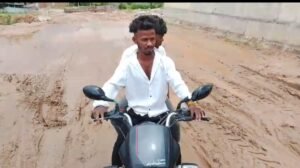 कोटमी-देवरी मुख्य मार्ग पर मौत को दावत दे रहा पेंड्रा-गेवरा रेलवे ब्रिज, 10 मीटर के ब्रिज में बचा सिर्फ 3 मीटर रास्ता 4 IMG 20260828 093323