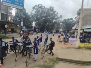 रानी दुर्गावती चौक सकोला में बेटियों की सुरक्षा भगवान भरोसे, नेशनल खिलाड़ी दे रही बरामदे में परीक्षा 3 IMG 20260922 WA0003